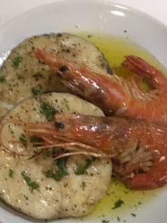 Una foto de Tronco de merluza a la plancha con gambones