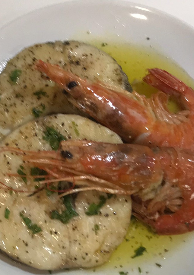 Una foto de Tronco de merluza a la plancha con gambones
