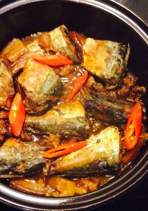 Hình của món Cá nục kho khế và thịt ba chỉ.