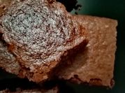 Une photo de gâteaux chocolat poudre noisettes