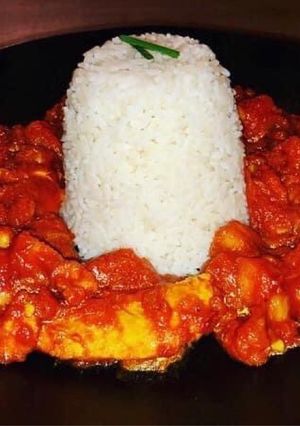 Une photo de Poulet curry, pomme et banane