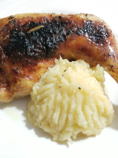 Una foto de Pollo al horno con puré de papas