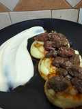 Solomillo de Vaca a Daditos con Salsa de Queso y Parmentier