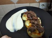 Una foto de solomillo con nata a la pimienta