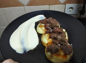 Una foto de Solomillo de Vaca a Daditos con Salsa de Queso y Parmentier