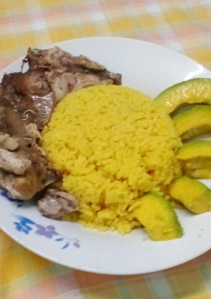 Una foto de Arroz amarillo al Conejo