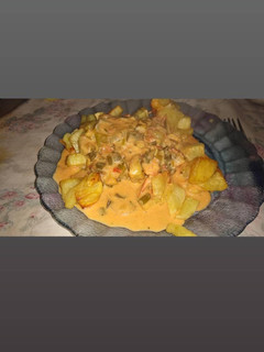 Una foto de Papas fritas con salsa rosa