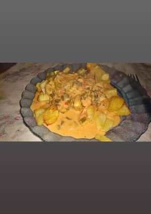 Una foto de Papas fritas con salsa rosa
