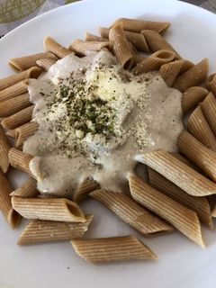 Una foto de Macarrones integrales con salsa cremosa champiñones
