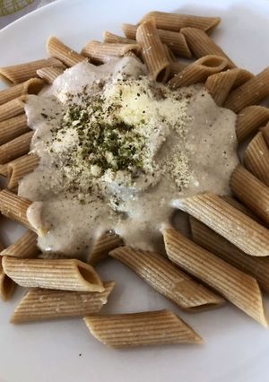 Una foto de Macarrones integrales con salsa cremosa champiñones