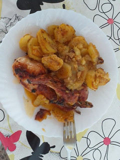 Una foto de Conejo al horno con patatas