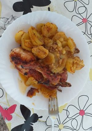 Una foto de Conejo al horno con patatas