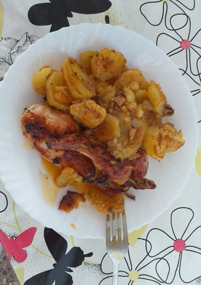 Una foto de Conejo al horno con patatas