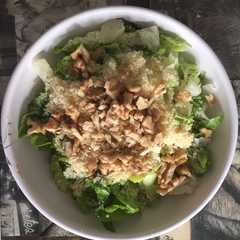 Una foto de Ensalada con Nueces 1 porción