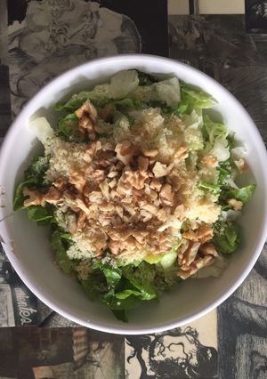 Una foto de Ensalada con Nueces 1 porción