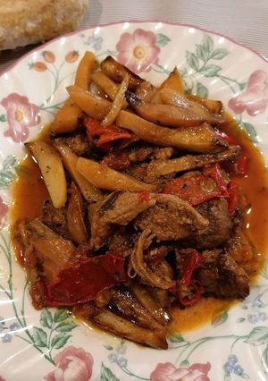 Φωτογραφία της συνταγής Lomo saltado (Μαριναρισμένες  λωρίδες μοσχαριού με πιπεριές, ντομάτα, κ.ά.)