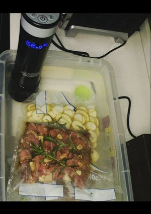 Una foto de Ojo de bife a baja temperatura (sous vide) con manteca, ajo y romero