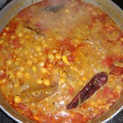A picture of Yellow matar curry.