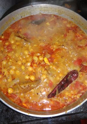 A picture of Yellow matar curry.