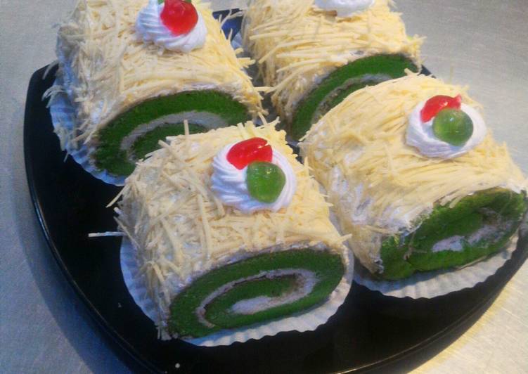 Pandan chesse roll cake