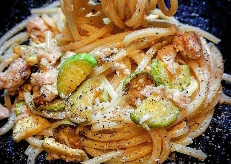 Recipe of Quick Spagetti con tonno e zucchine 👍