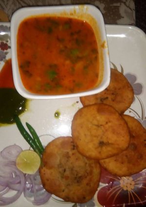 उड़द दाल की कचोरी हिंग के साथ और जीरा आलू रेसिपी मुख्य फोटो