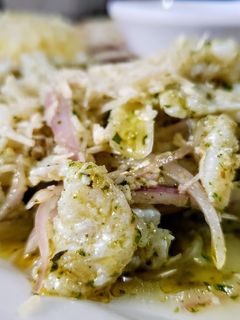 Una foto de CEVICHE De 🐟Merluza al PESTO...!