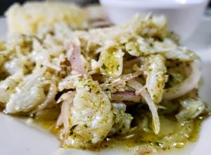 Una foto de CEVICHE De 🐟Merluza al PESTO...!