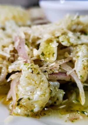 Una foto de CEVICHE De 🐟Merluza al PESTO...!