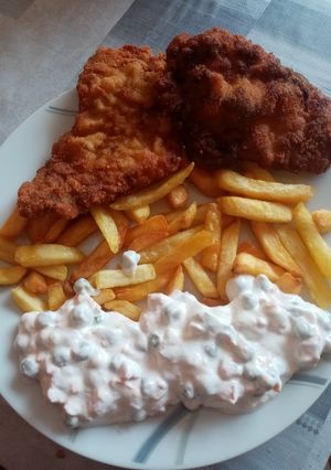Rántott hús sültkrumplival és francia salátával recept fotója