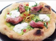 Una foto di insalata con burrata