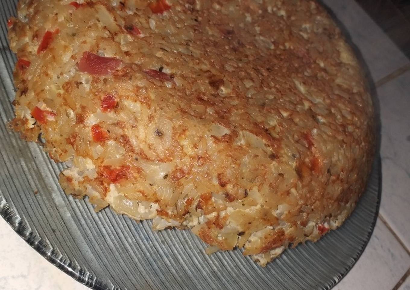 Tortilla de arroz y salchicha (comida reciclada)😊😋