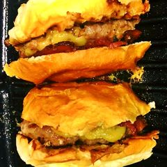 A picture of Beef Cheese Burger.