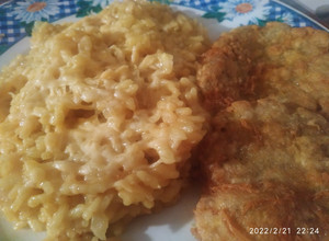 Una foto de Risotto con hamburguesas y panqueques