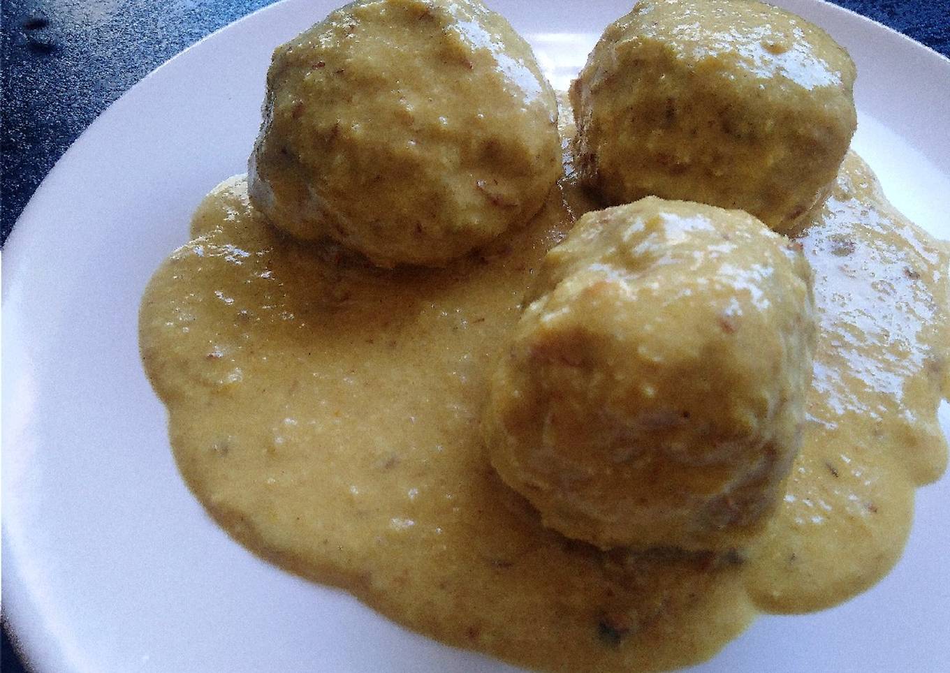 Albóndigas en salsa de almendras y cúrcuma