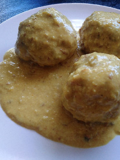 Una foto de Albóndigas en salsa de almendras y cúrcuma
