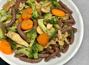 Hình của món Nui gạo lứt ức gà cùng rau củ Healthy.