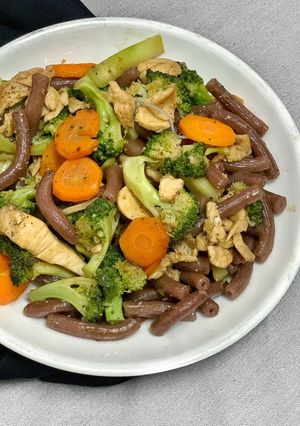 Hình của món Nui gạo lứt ức gà cùng rau củ Healthy.