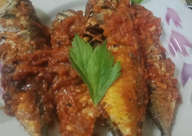 Langkah Mudah untuk Membuat Ikan Kembung Sambal, Menggugah Selera