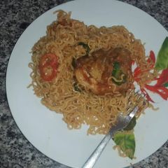 A picture of Noddles with fried chicken.