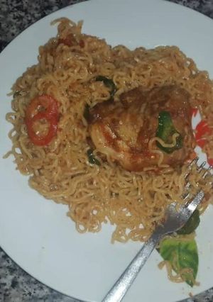 A picture of Noddles with fried chicken.