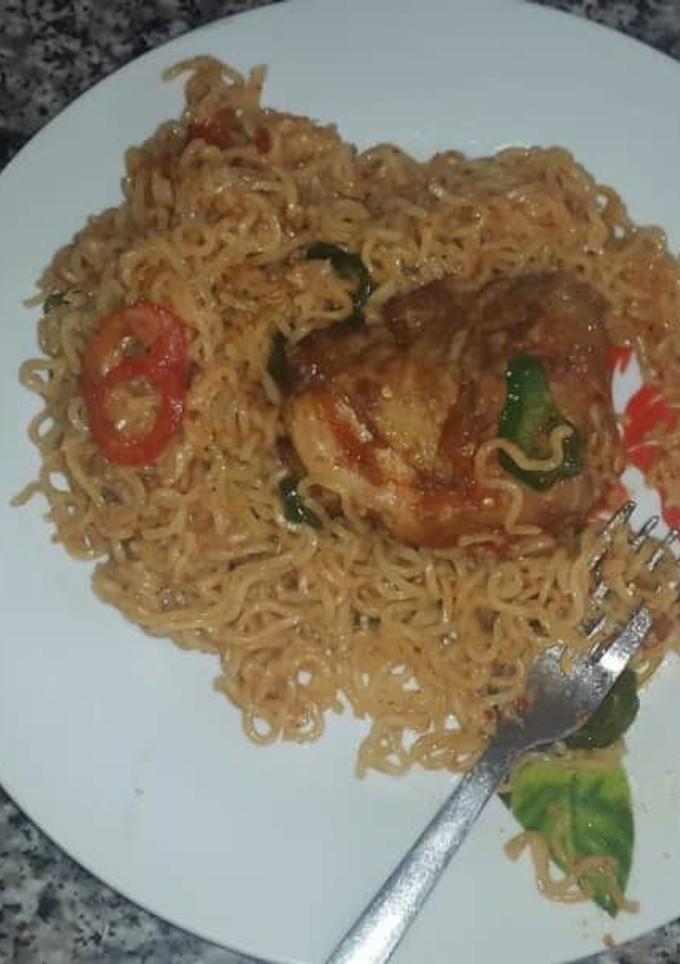 A picture of Noddles with fried chicken.