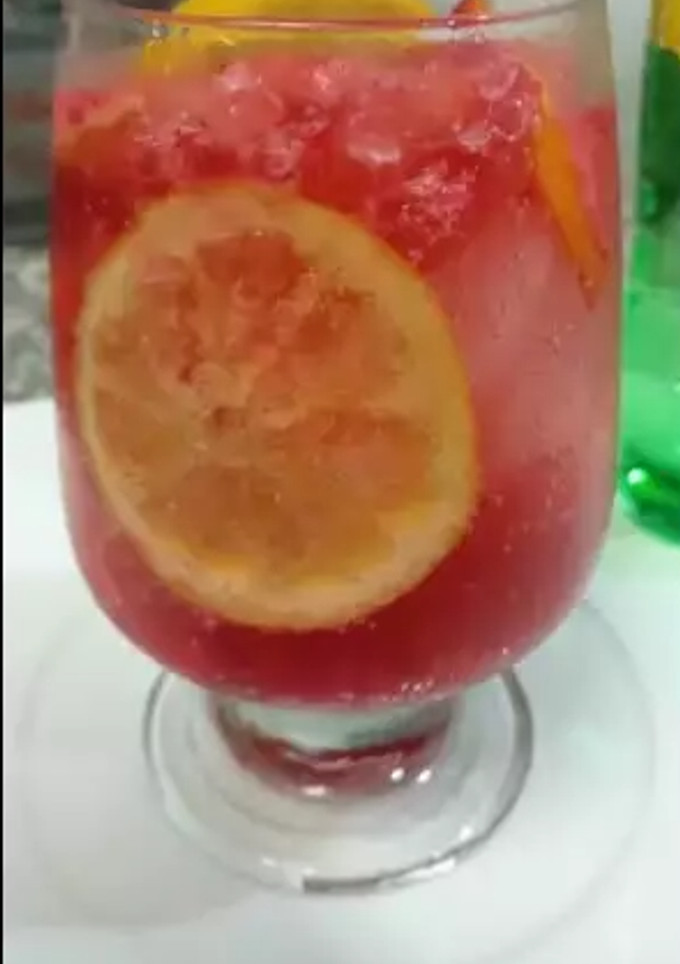 A picture of Sparkling Raspberry lemonade|| preserved raspberry lemonade.