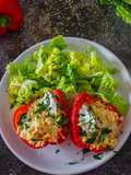 Paprika gefüllt mit Couscous und Dip (vegan)