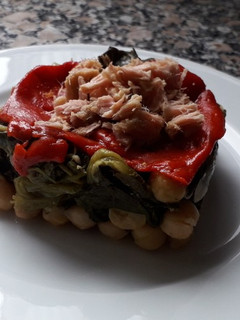 Una foto de Garbanzos con Grelos y atún