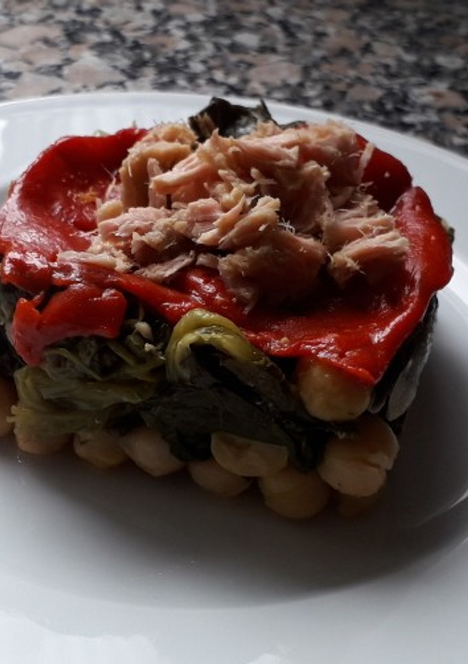 Una foto de Garbanzos con Grelos y atún