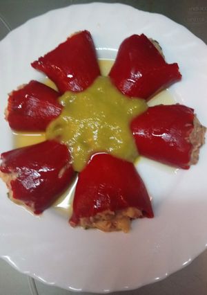 Foto principal de Pimientos de piquillo rellenos, con salsa de pimiento verde