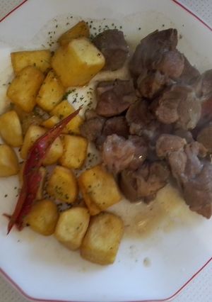 Una foto de Carrilladas de cerdo, con guarnición de patatas