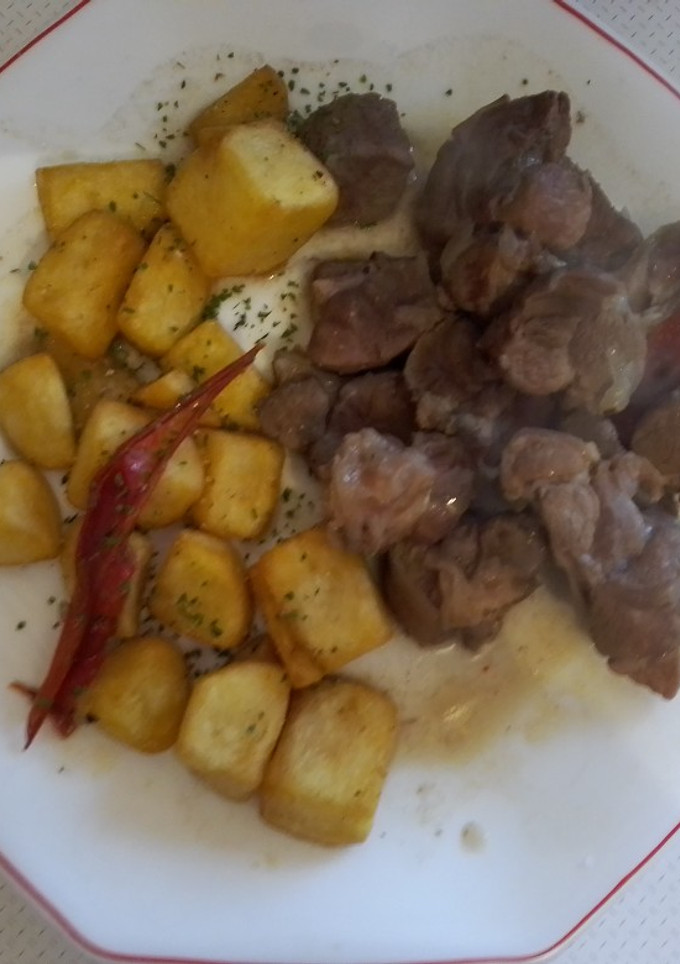 Una foto de Carrilladas de cerdo, con guarnición de patatas