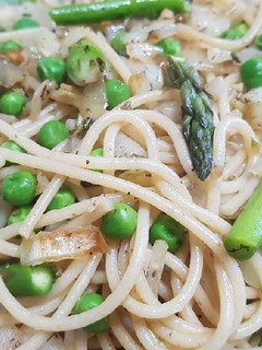 Una foto de Pasta integral con espárragos verdes y guisantes